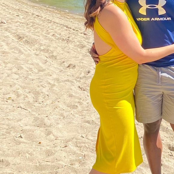 Yellow midi dress with open back - Picture 2 of 2
